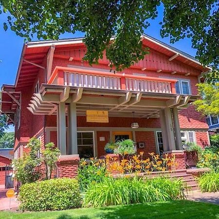 Lady Geneva Bed & Breakfast Medford Exteriör bild